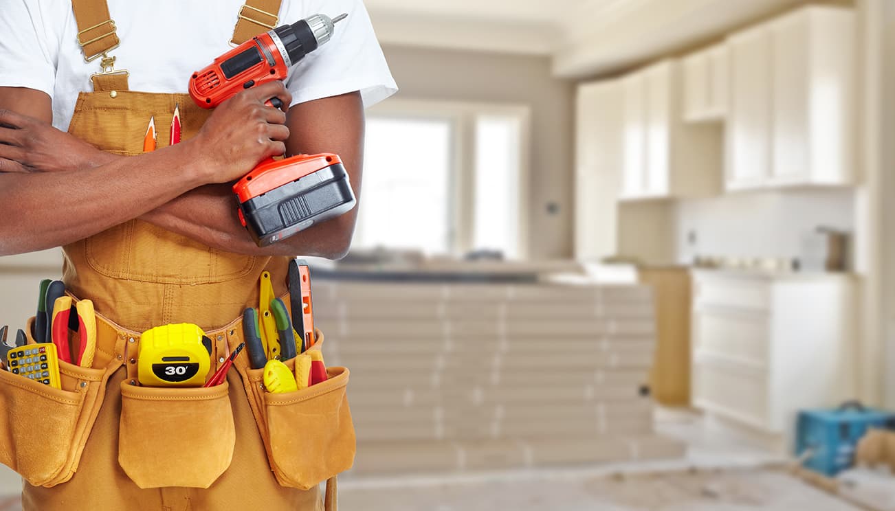 Handwerker vor Renovierungsszenerie