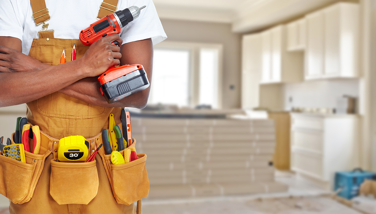 Handwerker vor Renovierungsszenerie